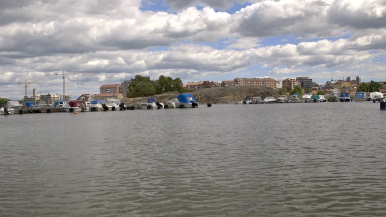 항구-1을 통해 배를 타고 이동