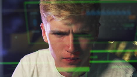 hacker adolescente con datos reflejados en la pantalla de la computadora