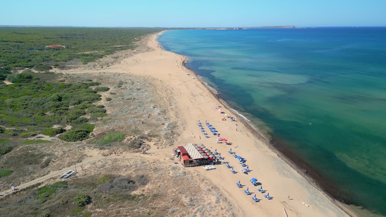vistas aéreas de la playa de cerdeña, italia chiringuito