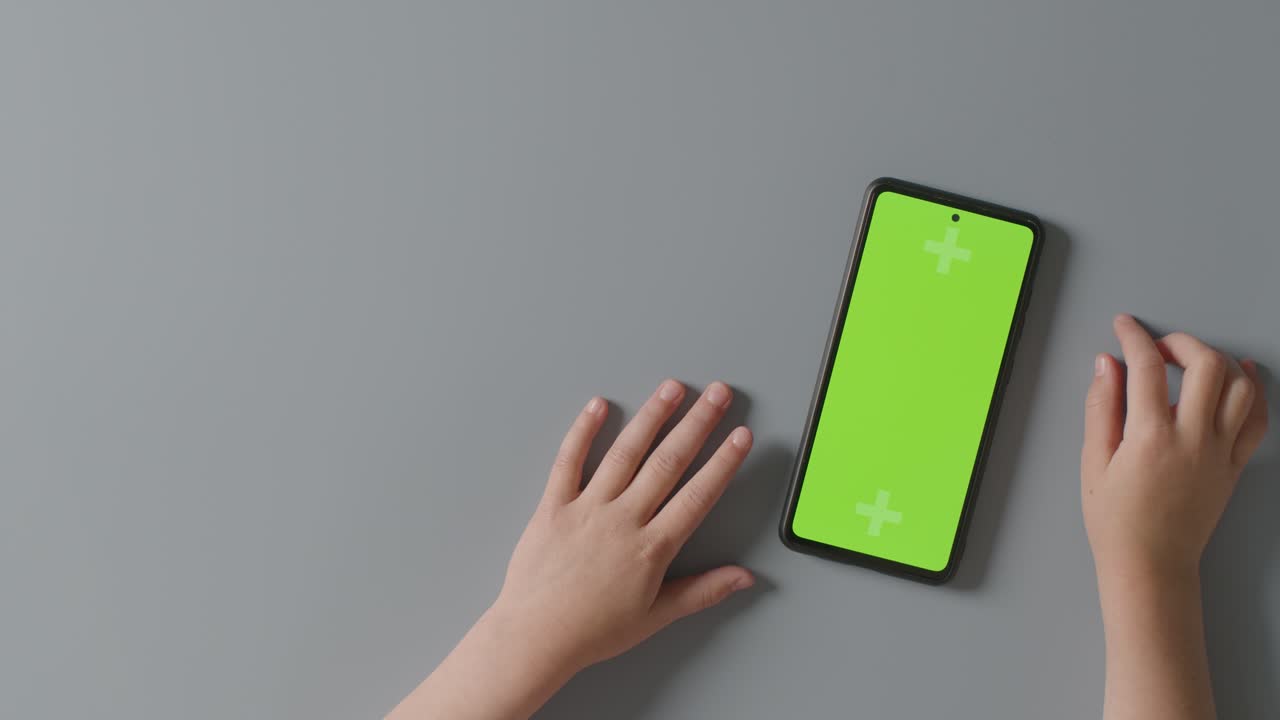 초록색 화면 휴대 전화를 사용하는 어린이의 오버헤드 스튜디오  ⁇  2