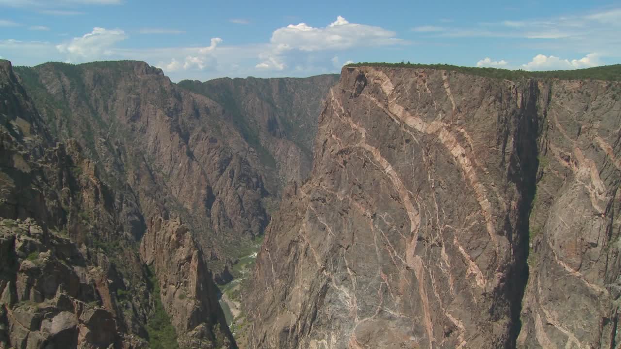 구니송의 검은 협곡에 있는 절벽면의 저속 촬영