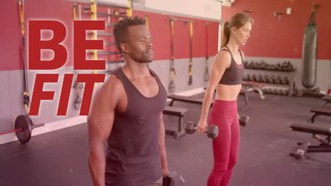 animación de texto de estar en forma sobre hombres y mujeres diversos haciendo ejercicio en el gimnasio