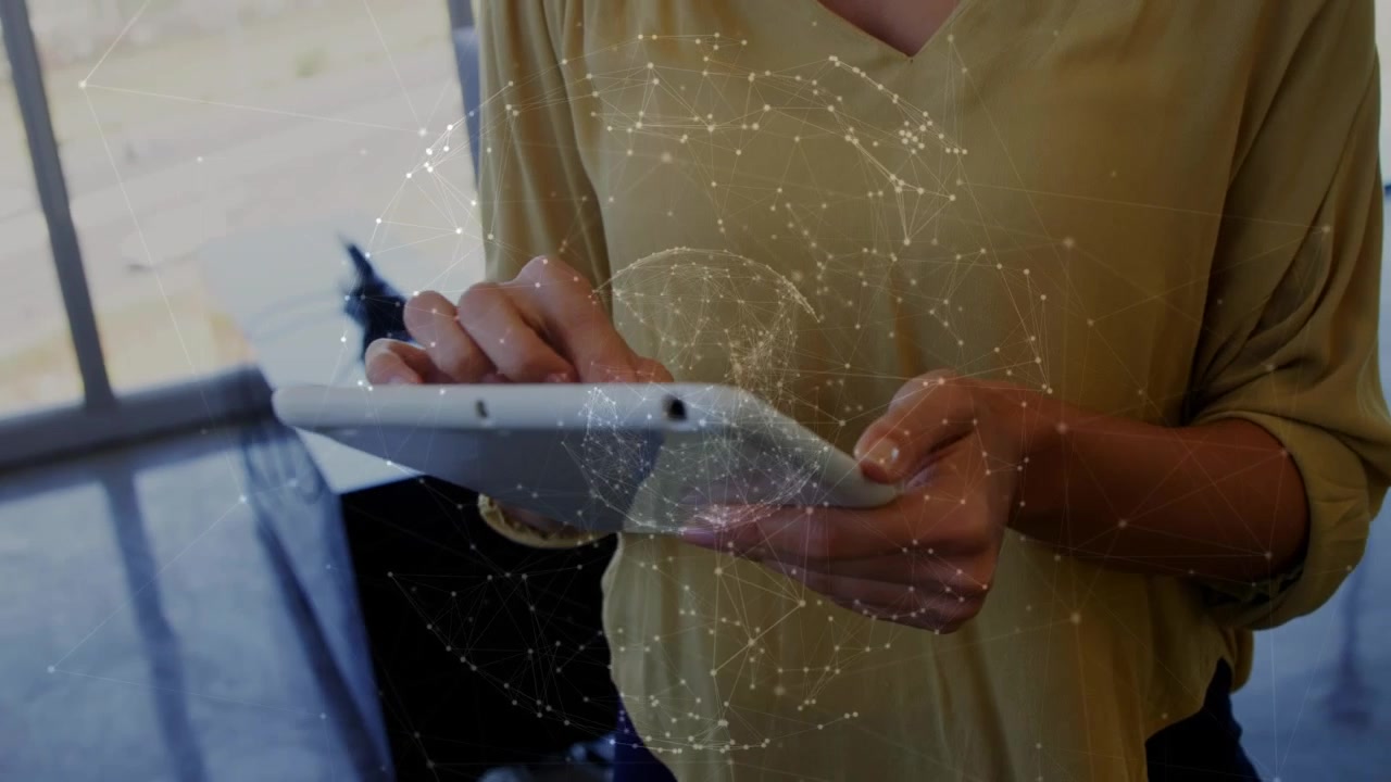 Animasjon av databehandling over forretningskvinne som bruker nettbrett