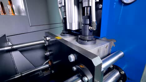 un operador utiliza una máquina de moldeo por soplado.