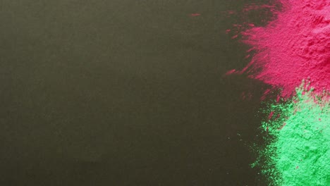 vídeo de polvos multicolores con espacio de copia sobre fondo negro