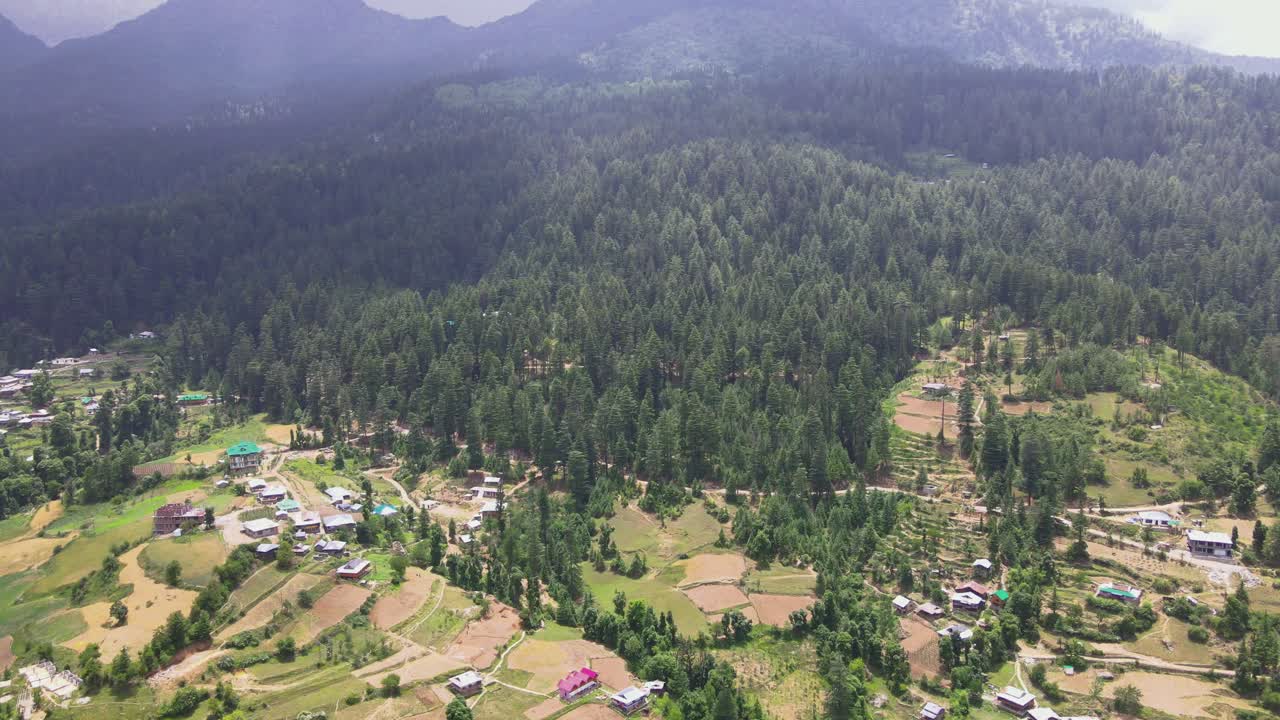 toma de drones de un pequeño pueblo en el valle de sainj en himachal pradesh cerca de manali, kasol-10