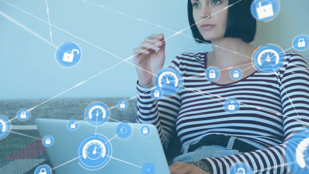 3d 삼각형 피라미드의 애니메이션, 연결된 아이콘, 노트북에서 일하는 사려 깊은 백인 여성