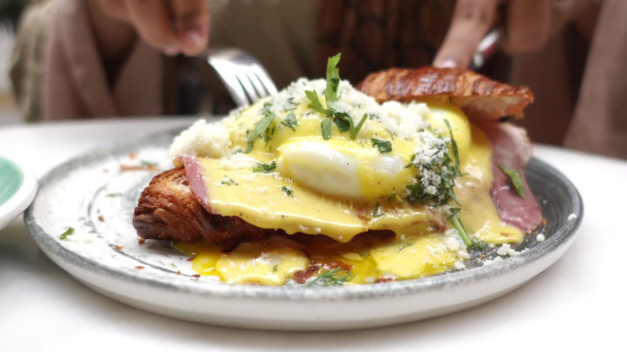 네덜란드 소스와 함께 맛있는 달 베네트의 클로즈업