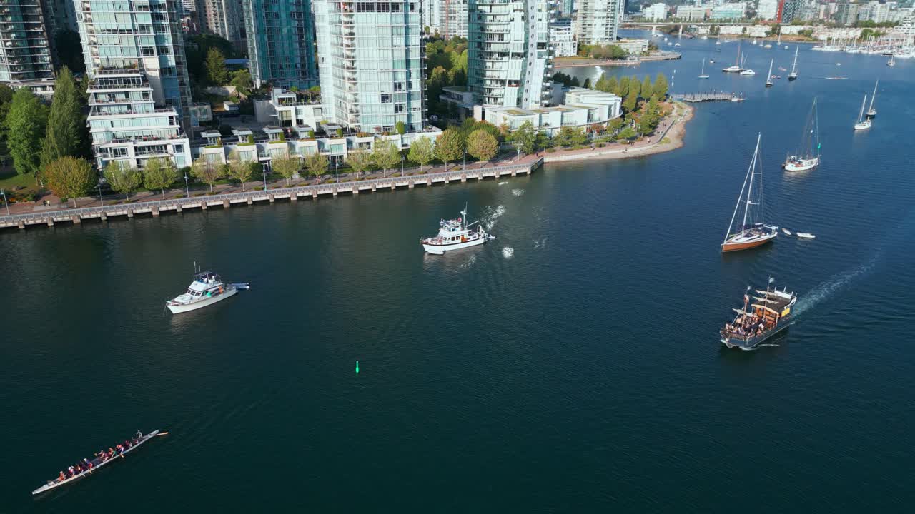 Barche sul lungomare di Vancouver.
