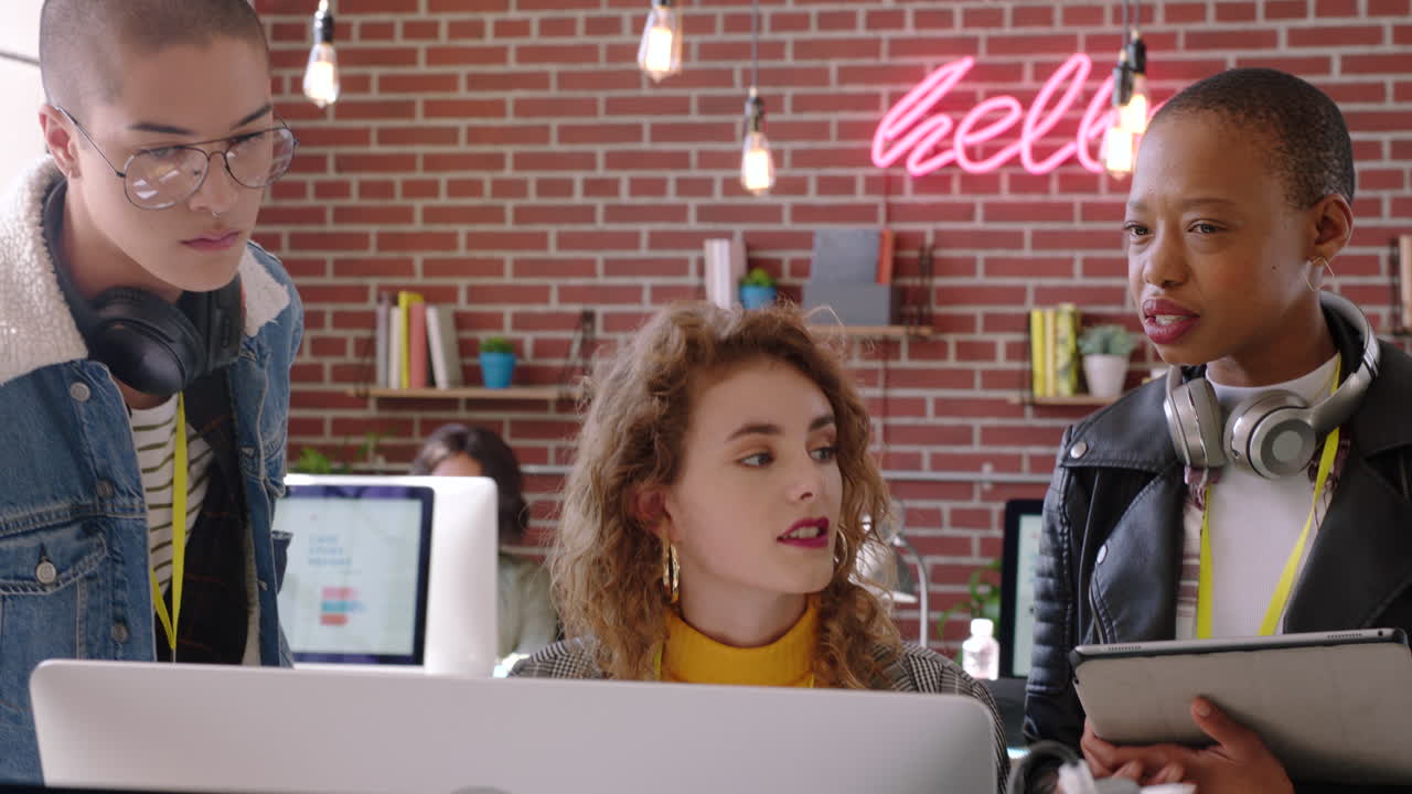 equipo diverso discutiendo el proyecto