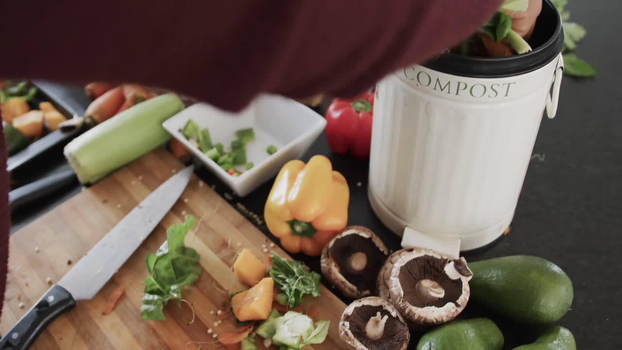 아프리카계 미국인 플러스 사이즈 여성이 부 ⁇ 에서 쓰레기를 청소하는 클로즈업, 느린 동작