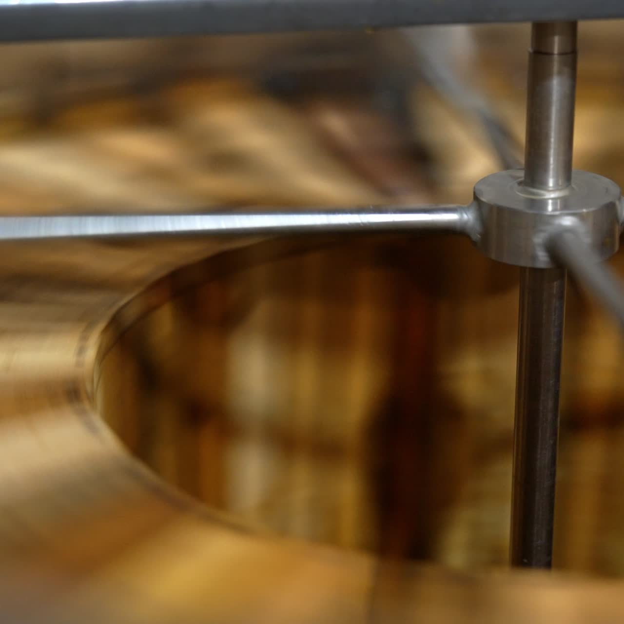 Bingkai dengan madu organik diputar di dalam mesin centrifuge seperti tong. Peternak lebah mengekstrak produk dari bingkai madu.