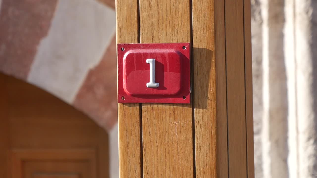 signo número 1 en un poste de madera