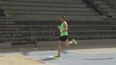 vista de cerca de un atleta caucásico haciendo un salto de longitud