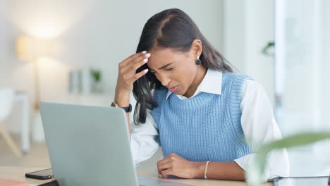 Eine-überarbeitete-Geschäftsfrau-Mit-Kopfschmerzen