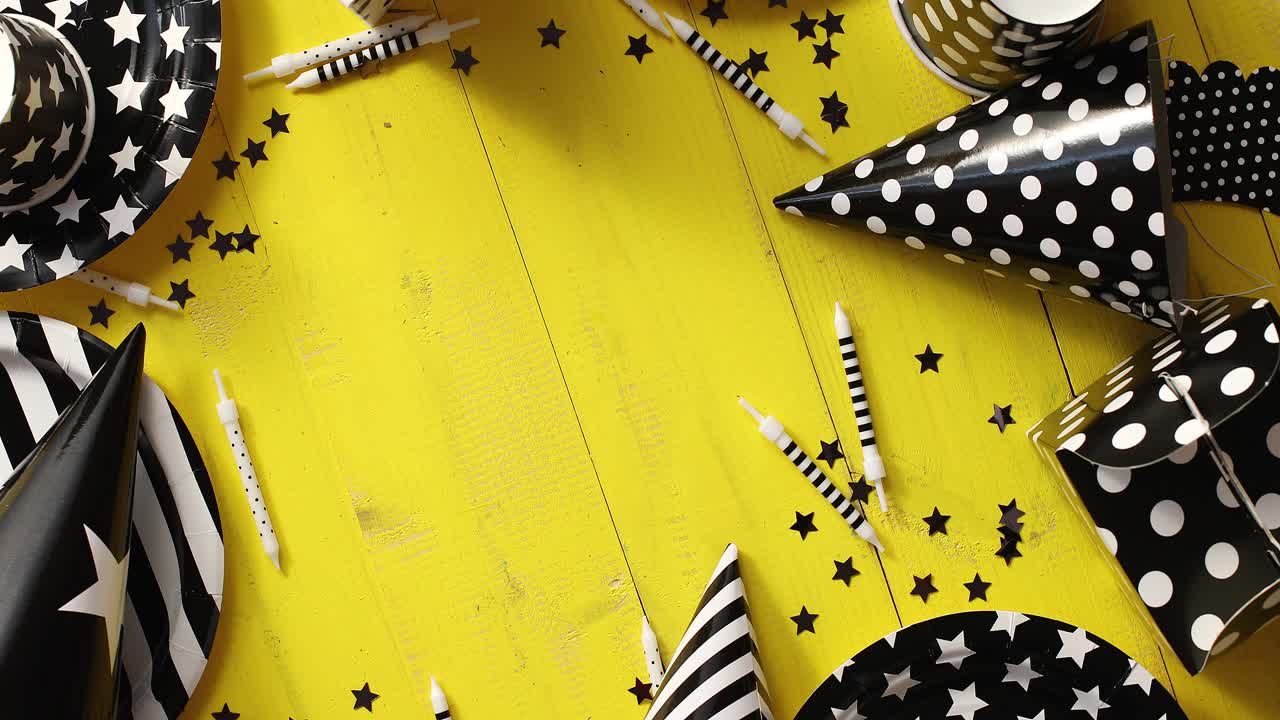 sombreros y platos estampados festivos