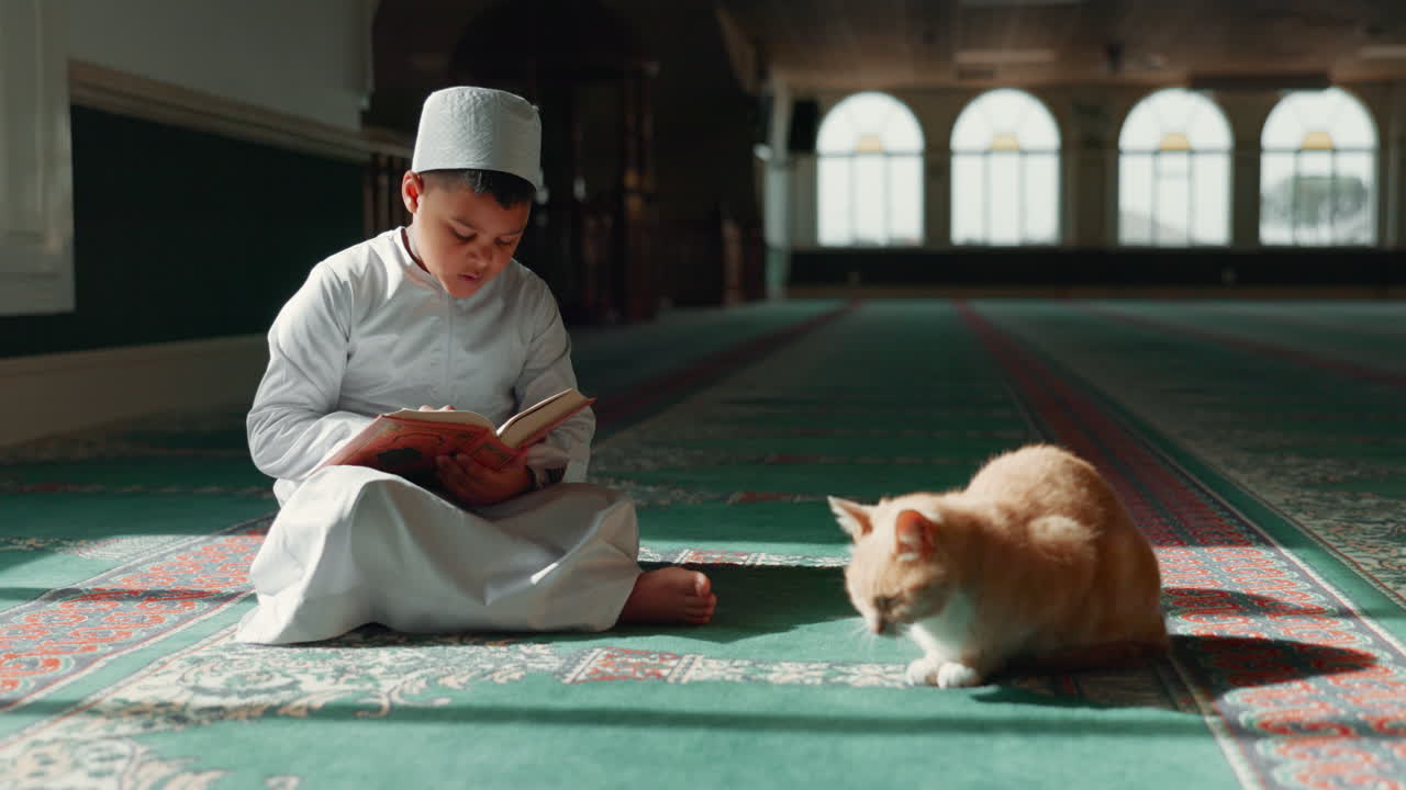 코란, 이슬람교와 기도 하기 위해 모스크에 있는 아이