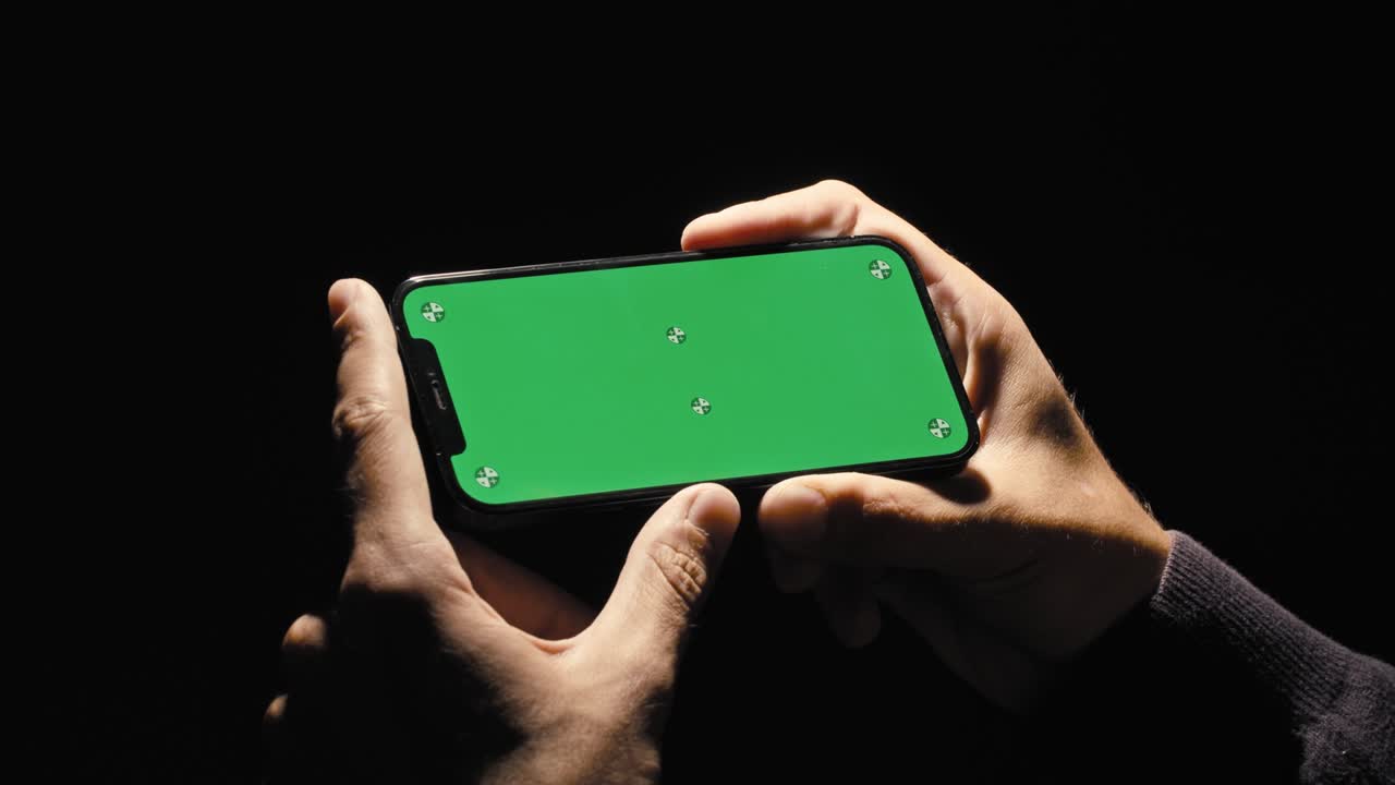 스마트폰에서 녹색 화면을 가진 스마트폰을 사용합니다.