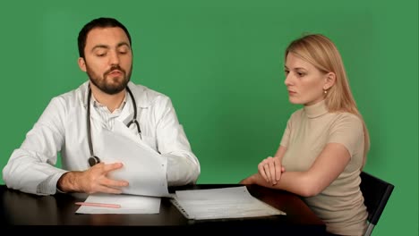 el médico masculino le pide al paciente que pague en una pantalla verde, clave de croma