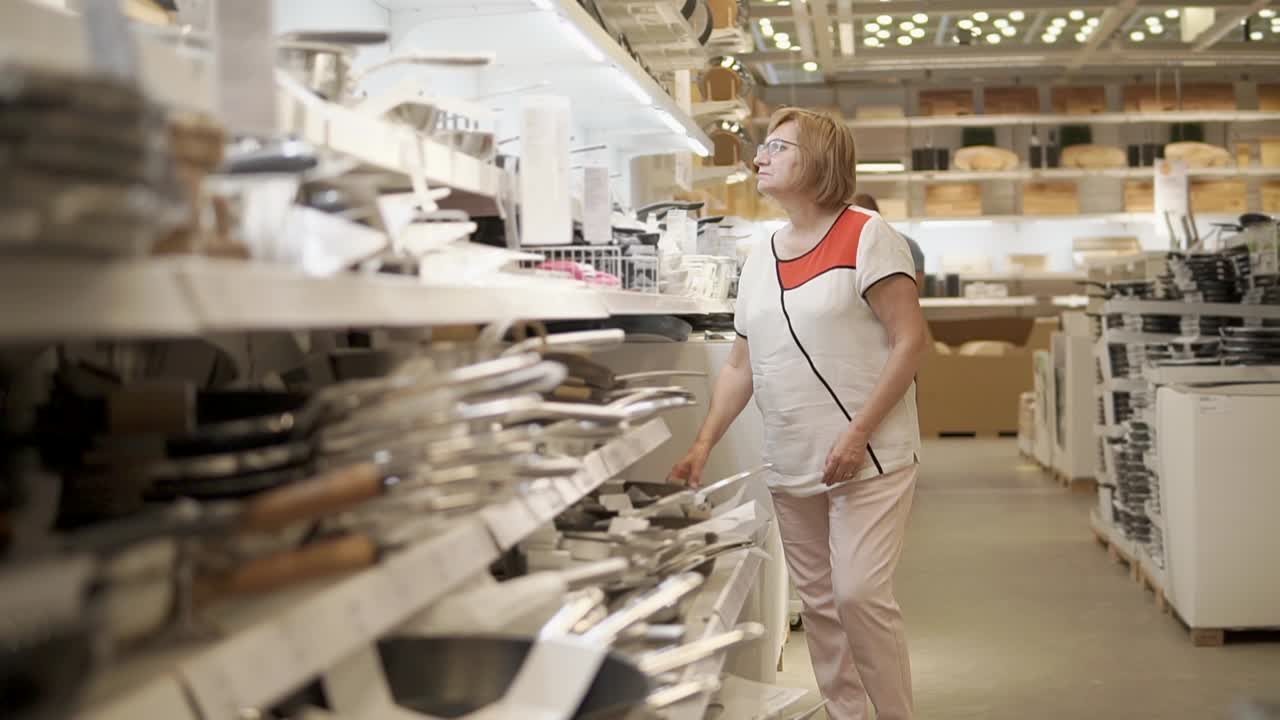 mujer comprando utensilios de cocina en una tienda de artículos para el hogar