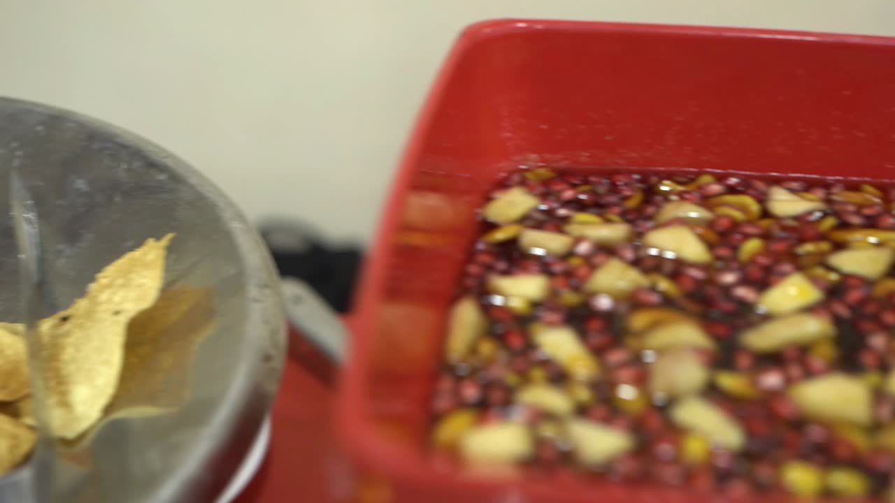 papad y chutney servidos en una boda
