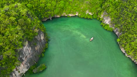 Einzelnes-Boot-Im-Ozean-Auf-Der-Insel-Phi-Phi,-Thailand