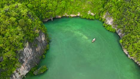 un solo barco en el océano en la isla phi phi de tailandia