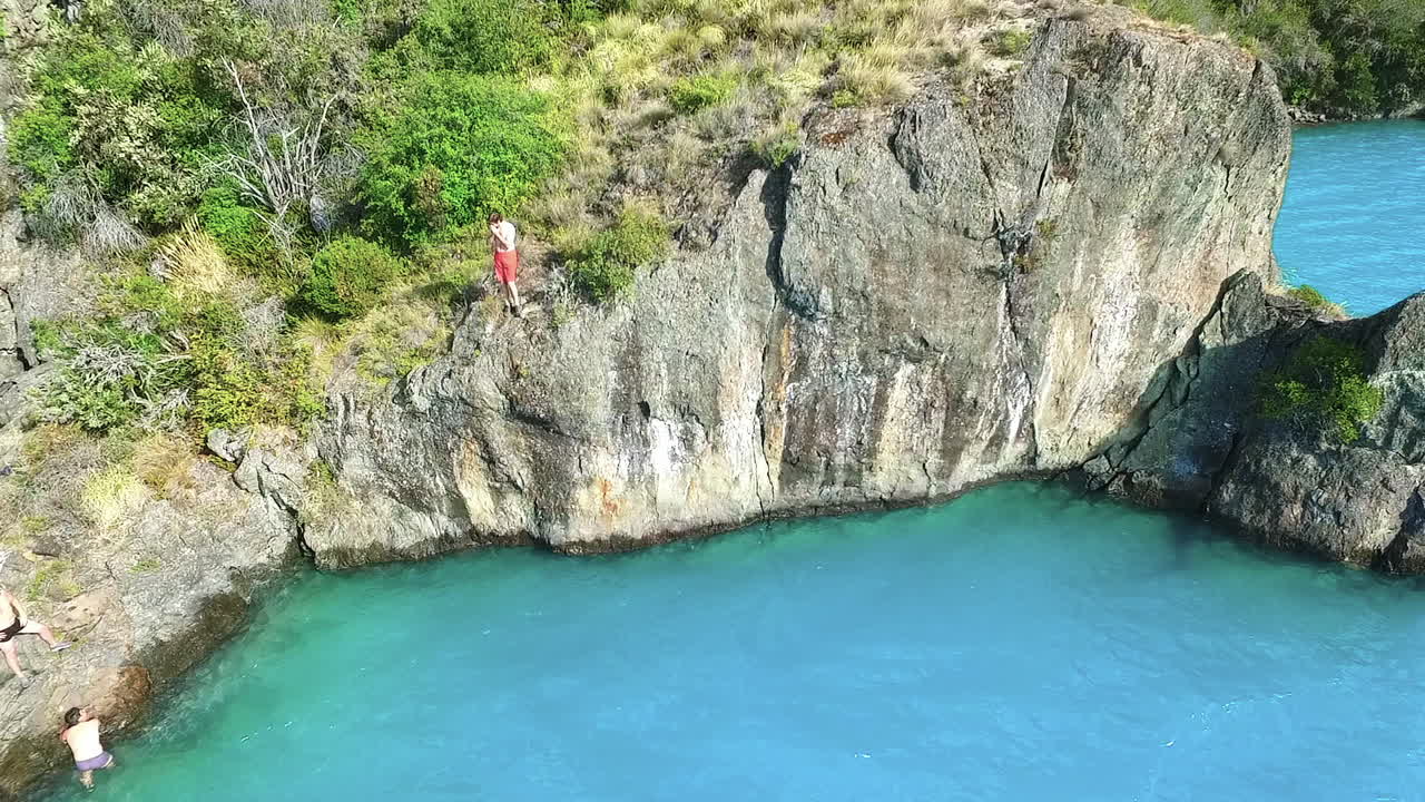 аэросъемка - погружение в бирюзовые воды озера генерала каррера, чили, slowmo