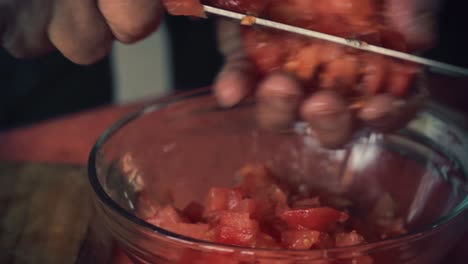 Las-Manos-Cierran-Cortando-Un-Tomate-En-Cuadrado-Para-Ensalada