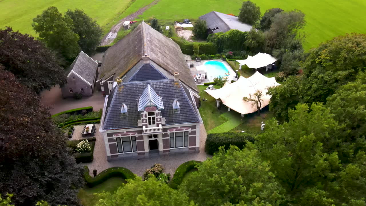 농가와 아름다운 저택의 공중