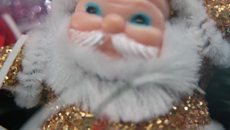 x-mas plástico dorado santa claus, gran barba blanca, ojos azules, decoración de navidad, decoración tradicional de vacaciones de año nuevo, configuración de colores brillantes, cinematográfico de primer plano lento macro inclinado hacia arriba disparado, video 4k