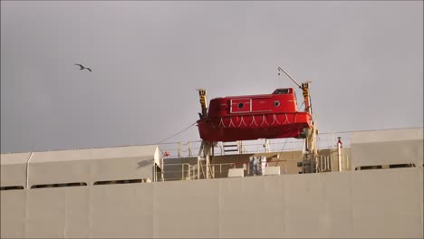 barcos salvavidas en el sistema de pescante en el lado del portacoches