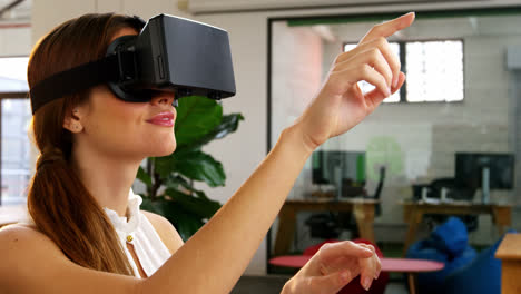 ejecutivo de negocios usando un auricular de realidad virtual
