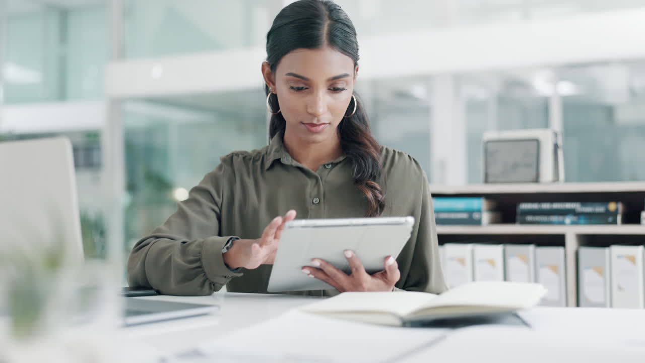 negocios, mujer india y tableta en la oficina