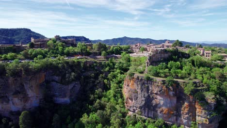 Toma-Aérea-Del-Pueblo-De-Siurana-En-Un-Día-Soleado-Con-Nubes-Azules