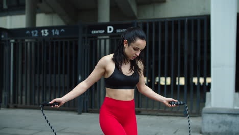 Mujer-En-Forma-Saltando-Sobre-La-Cuerda-Para-Saltar-Al-Aire-Libre.-Atleta-Femenina-Haciendo-Ejercicio-De-Salto