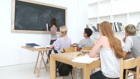 adolescentes estudiando juntos en una clase