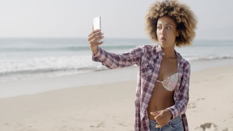 Junge-Frau-Macht-Selfie-Am-Strand