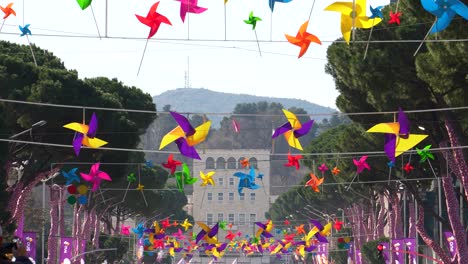 Decoración-Colorida-En-El-Bulevar-De-La-Ciudad-Capital-De-Tirana-En-La-Fiesta-Nacional-Del-Día-De-La-Primavera