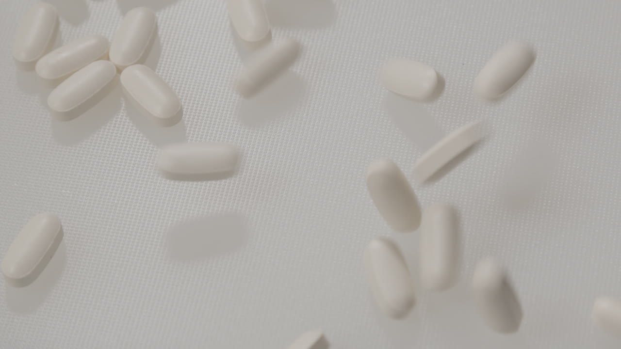 흰색 배경에 떨어지는 알약