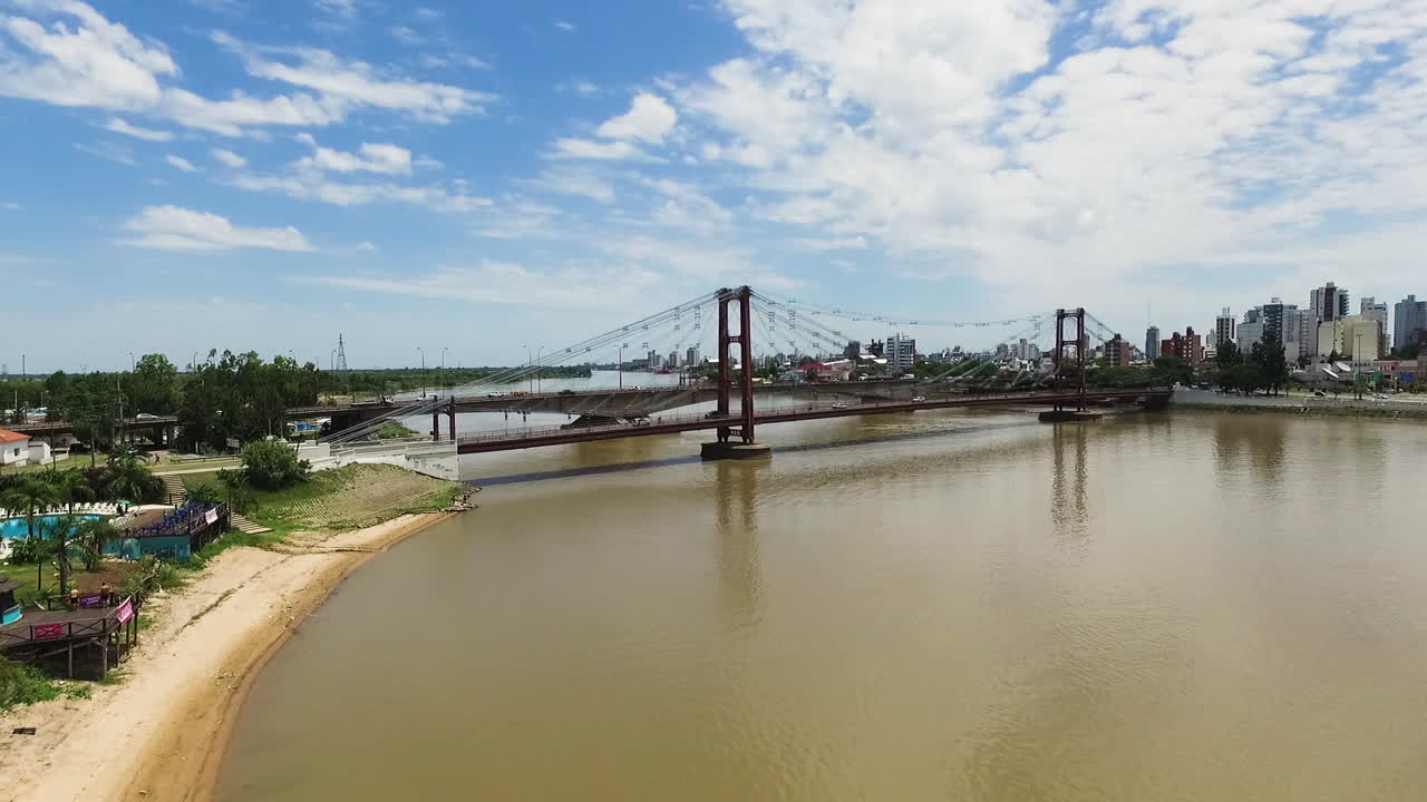 vista aérea de la ciudad de santa fe argentina y puentes sobre el río con el día soleado