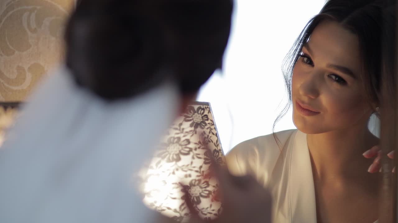 신부 가 결혼식 을 준비 하고 있다