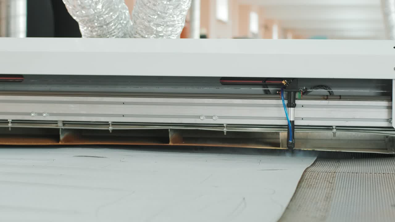 сетевой коммутатор и кабель ethernet в шкафу с стойкой. технология сетевого подключения и имеет статус, приведенный для показа рабочего состояния. концепция инфраструктуры с кабелями, подключенными к центру обработки данных