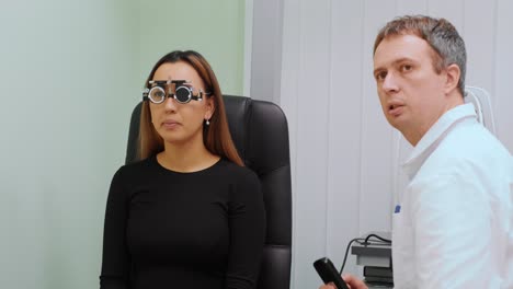 consulta con un oftalmólogo. equipo médico. coreometría. examen de un ophthalmologist profesional