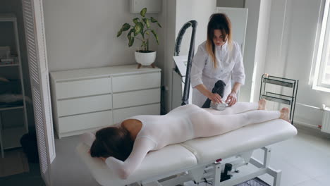 tecnología para perder peso y efecto anti-celulitis cosmetólogo está masajeando las caderas por el aparato lpg