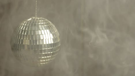 Nachtclub-Spiegelkugel-In-Einem-Rauchgefüllten-Dunklen-Raum