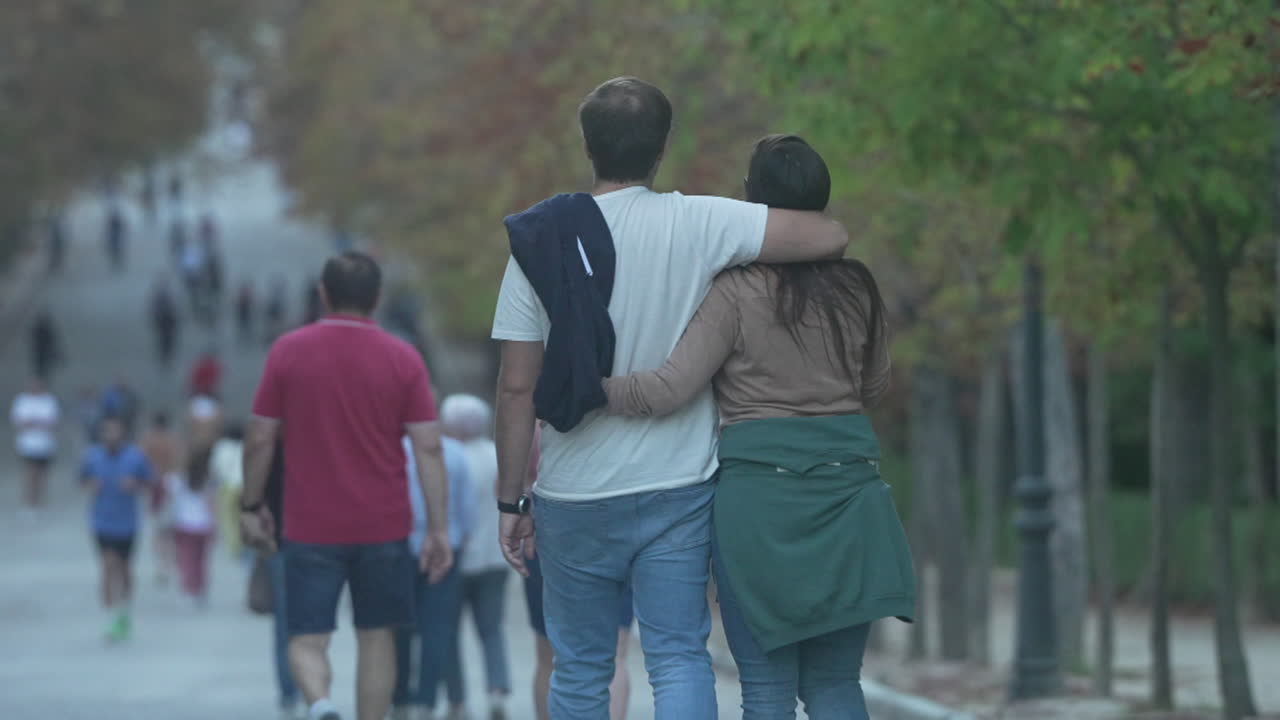 una pareja caminando por el parque.