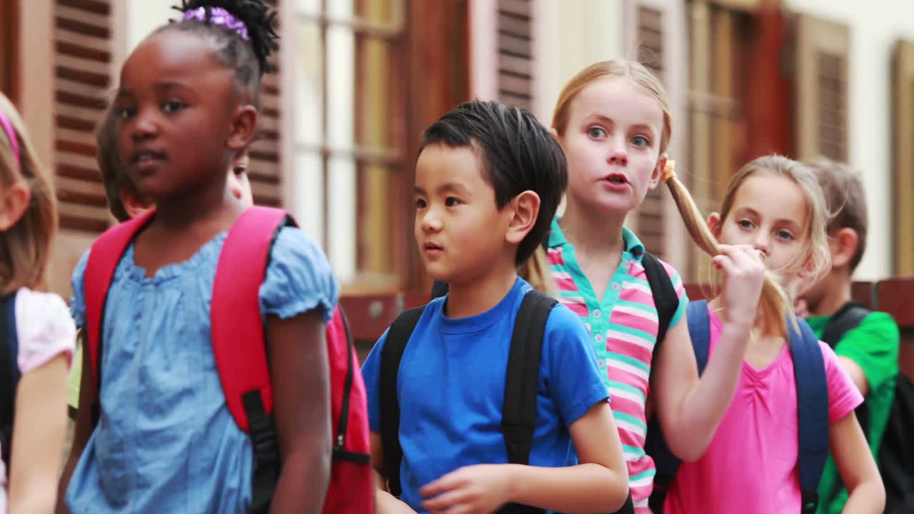 alumnos haciendo cola fuera de la escuela