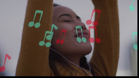 animación de notas musicales sobre mujer biracial usando auriculares en la ciudad.