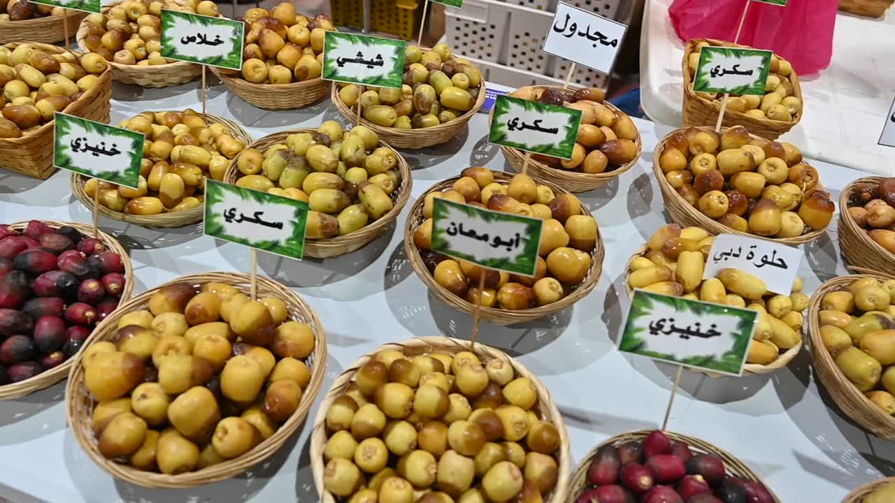 diferentes variedades de dátiles frescos emiratíes se exhiben durante el festival de dátiles en los emiratos árabes unidos